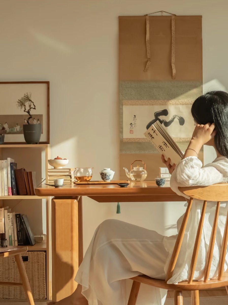 Lizgavin11's tweet photo. Cozy Sunday vibe: sipping warm tea while flipping through a old book on the couch, no rush at all. https://t.co/uYbcgZbwmv