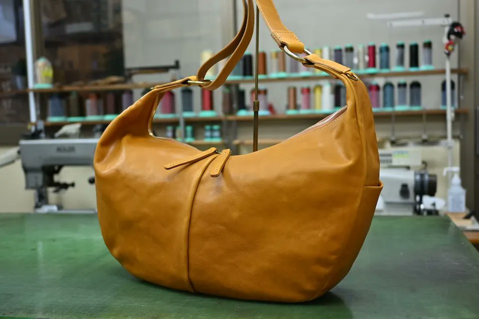 hisfactory_shop's tweet photo. 「ユーフラテ」と「ブッテーロ」で仕立てた、バナナショルダーLサイズのセミオーダー制作事例をブログにてまとめました🧰

2泊3日の旅行やカメラの収納にも余裕な大容量サイズ。裁断から0番糸の極太ステッチ縫製までの工程も、詳しく紹介しています🪡

https://t.co/oLZ4H42xOP https://t.co/v0VOeLCMLC