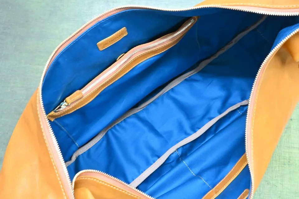 hisfactory_shop's tweet photo. 「ユーフラテ」と「ブッテーロ」で仕立てた、バナナショルダーLサイズのセミオーダー制作事例をブログにてまとめました🧰

2泊3日の旅行やカメラの収納にも余裕な大容量サイズ。裁断から0番糸の極太ステッチ縫製までの工程も、詳しく紹介しています🪡

https://t.co/oLZ4H42xOP https://t.co/v0VOeLCMLC