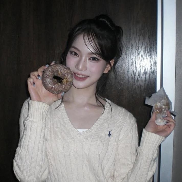 dehstroye's tweet photo. The donuts taste like mine, but I bet I taste better. https://t.co/n49SYm9MXT
