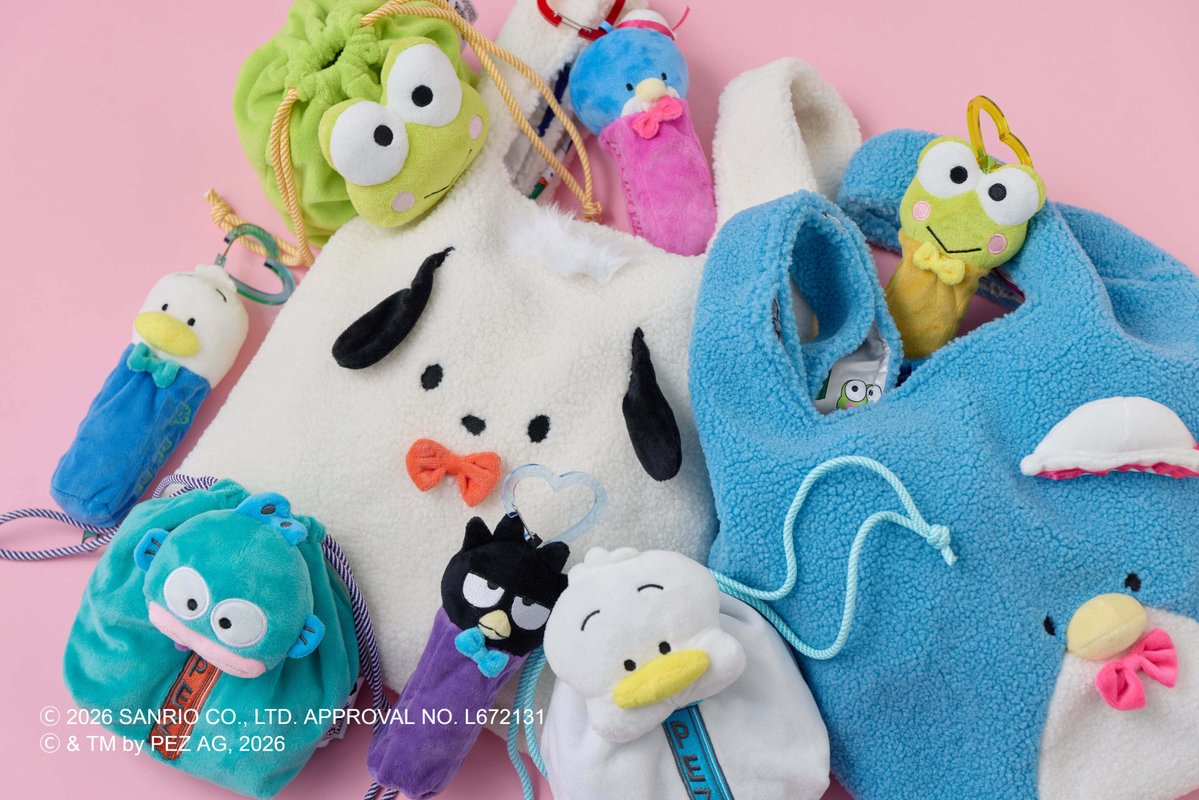 sanrio_oshikatu's tweet photo. ＼⚠️コラボ商品【予告】📣🆕／
はぴだんぶい×PEZ×earのスペシャルコラボ第2弾登場きたああああああ🥹🩷

今回はカラビナ付きパス＆キーケースの新デザインの他、ポーチチャーム、コインケース、財布、トートバッグ、ボアトートバッグ＆ぬいぐるみ巾着ポーチセットなどのラインナップ🥹🩷
ボアトートは中の生地までかわいい…🥹（4枚目参照）
また予約受付開始近くなったらお知らせするね📣

🔗パルクローゼット：https://t.co/zzaFsJNjeq

📅予約受付日時：8/20(木)　7:00～
📝ラインナップ：
カラビナ付きぬいポーチチャーム…4,950円
カラビナ付きパス＆キーケース…10,450円
本革カードケース/コインケース…12,100円
本革がま口折り財布…16,500円
ボアトートバッグ＆ぬいぐるみ巾着ポーチセット…11,000円
キャンバストートバッグ…13,200円

#サンリオキャラクターズ #PEZ #はぴだんぶい