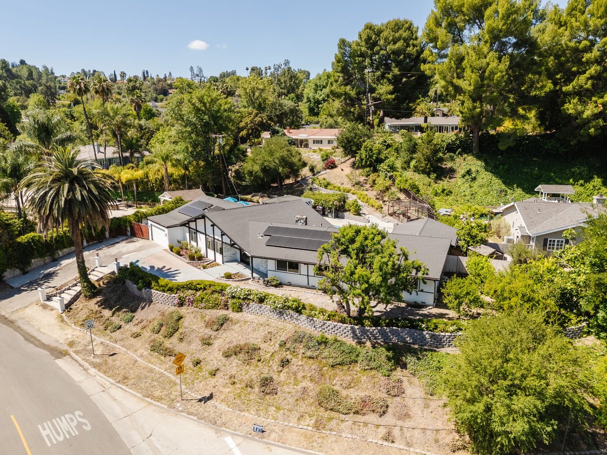 ShilianGroup's tweet photo. Closed in #WoodlandHills. Single story mid century, over half an acre, almost 4,000 sq ft. Pool and cabana, outdoor kitchen, fruit trees in the back. We stayed patient on this one and it paid off. So happy for you guys. https://t.co/v9aWqcCzGB