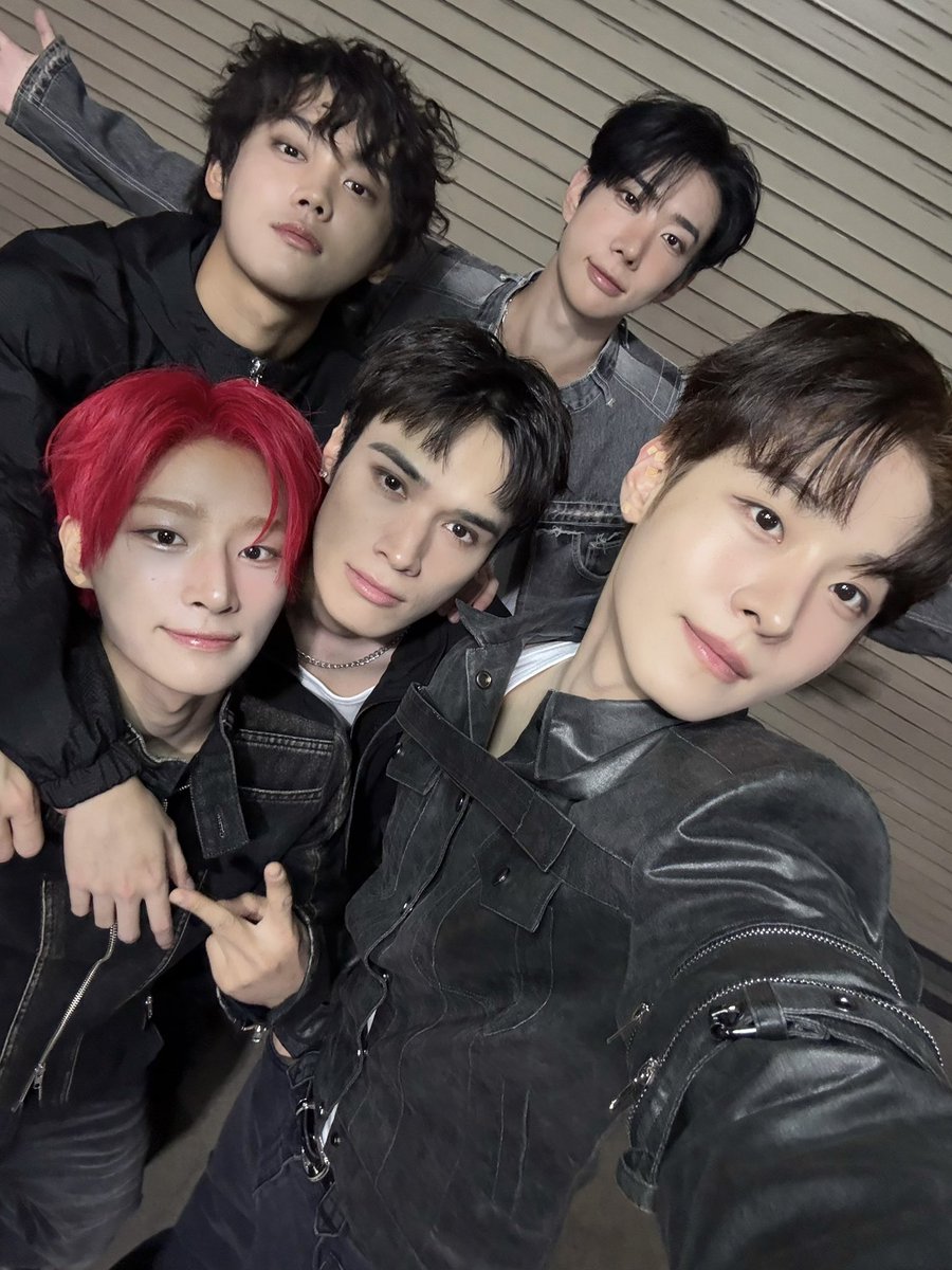 onepact_'s tweet photo. [💙_ #원팩트]

두번째 MUSIC DEN STAGE 무대도 끝났다🔥
우리는 지금 케이콘 프리쇼 준비 중! 기대 많이 해줘💕

#ONEPACT #원팩트 https://t.co/gyyr11L5JT