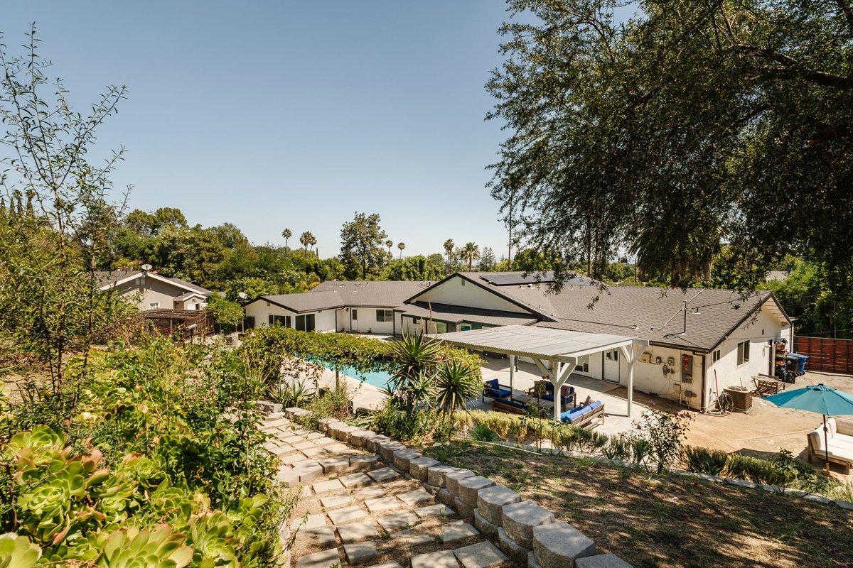 ShilianGroup's tweet photo. Closed in #WoodlandHills. Single story mid century, over half an acre, almost 4,000 sq ft. Pool and cabana, outdoor kitchen, fruit trees in the back. We stayed patient on this one and it paid off. So happy for you guys. https://t.co/v9aWqcCzGB