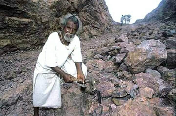 sanjeevsinghx's tweet photo. Build your masterpiece in silence... all alone. 
Let the commoners fight over the selfies.

#DashrathManjhi https://t.co/4McUgJyRYU