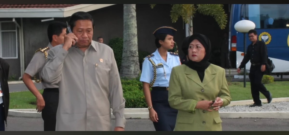 reftif_'s tweet photo. Tsunami Aceh 26 Desember 2004
SBY - JK dilantik 20 Oktober 2004

mereka baru bekerja dua bulan di periode pertama, dan pemilihan 2004 adalah pilpres pertama yang dipilih langsung oleh rakyat.

Tak hanya langkah JK yang sigap dalam penanganan tsunami Aceh, SBY pun demikian.

Waktu terjadi Tsunami, SBY sedang kunjungan di Jayapura, jika dilihat dari peta, terlihat jauhnya dua daerah itu seperti apa.

Meski tidak disarankan untuk ke Aceh langsung kala itu oleh para pembantunya karena faktor infrastruktur yang rusak total dan isu GAM yang sedang memanas

SBY tetap memutuskan untuk tetap menghampiri Aceh saat itu juga.

Pro kontra juga terjadi kala SBY menerapkan open sky policy, yang mana tentara asing bebas keluar masuk untuk menyalurkan bantuan kemanusiaan.

Meski banyak ditentang karena kekhawatiran para tentara asing memberi bantuan pada GAM, SBY percaya kepada para intejelennya.

Dan benar saja, saat itu bahkan GAM diajak SBY untuk gencatan senjata, dan hasilnya tercipta suasana saling membantu merekonsiliasi bencana Aceh.

SBY juga membentuk Badan Rehabilotasi dan Rekontruksi (BRR) Aceh, Kuntoro Mangkusubroto ditunjuk sebagai kepala badan.

Dok. oleh Youtube SBY