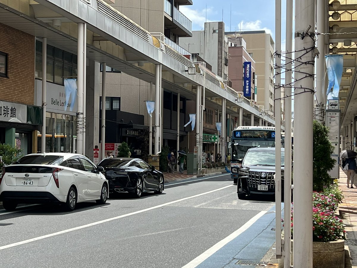 AYUMU10083114's tweet photo. マジでこいつら何考えてんの
アルファードに関してはバス停ドンピシャで被ってるしその対向にはLCと50プリウスが被ったように停車してるせいでバスが通れなくて大渋滞
人生で初めて110かけて警察来たんだけど目の前の珈琲館からドライバー出てきた
まさかお前らこんなところに止めて珈琲館いたのか？ https://t.co/CTKkYtMALn