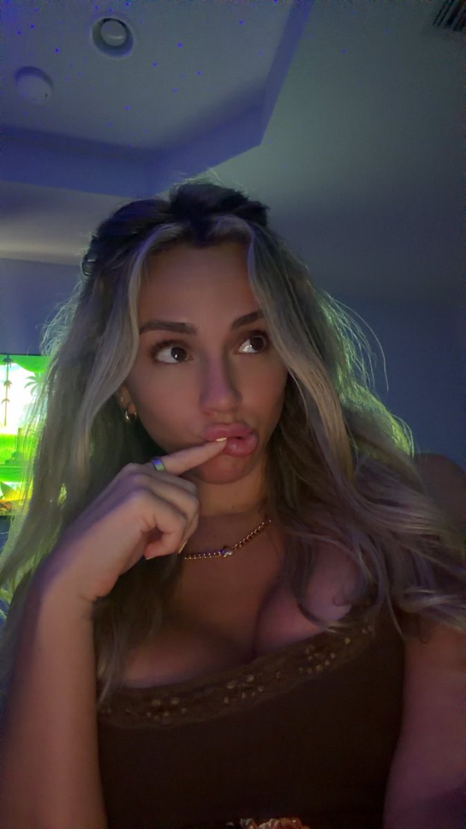 iamrachelweaver's tweet photo. Pretty but lonely girl and needs attention. Hi. Come talk to me. https://t.co/O8X8EjqeKE