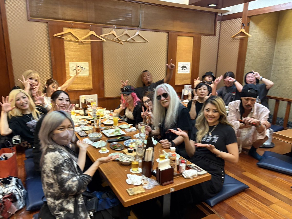 angelgojyu's tweet photo. ここはどこ？

私はだーれ？

昨日目黒ライブステーションで
PARADOXXの
ワンマンライブを観て来た！！

ウェイウェーイ！！

今日は仕事だから
ちゃんと帰れたら
ラッキーピエロ！！

がはははは〜！！ https://t.co/zt1nLTl0w3
