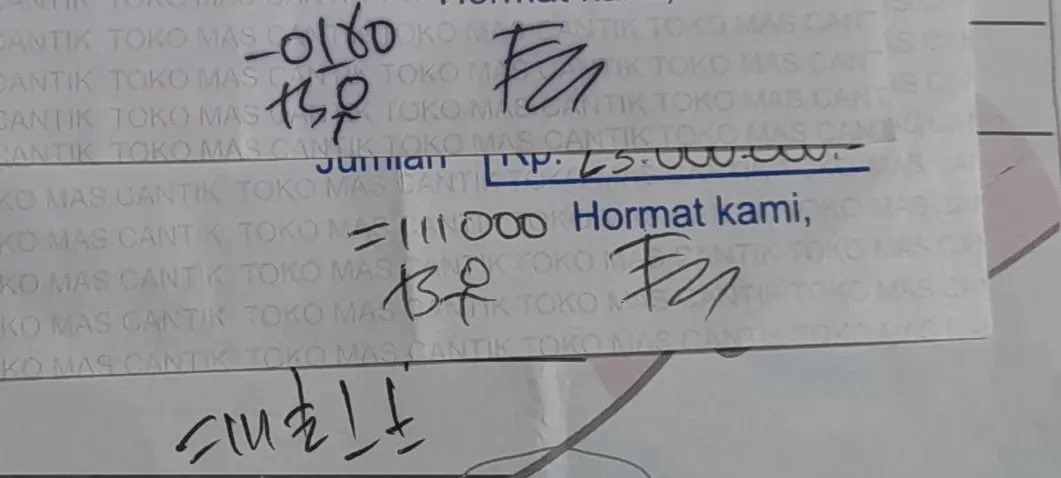 karirfess's tweet photo. Pernah nggak sih kalian lihat nota toko emas, terus ada tulisan atau huruf aneh di bagian nominalnya?

Banyak yang mengira itu huruf Mandarin atau tulisan China, padahal dalam konteks ini biasanya digunakan sebagai kode angka rahasia. 😎

Jadi, selain nominal yang ditulis dengan angka biasa, beberapa toko menggunakan kode tertentu yang hanya dipahami pemilik dan karyawan yang dipercaya.

Tujuannya salah satunya untuk memudahkan pengecekan. Misalnya suatu hari ada nota yang angka harganya diubah atau dipalsukan, pemilik toko masih bisa mencocokkannya dengan kode yang tertulis.

Kode ini bisa dibuat berdasarkan angka 1–9, lalu ditambah kode untuk puluhan, ratusan, ribuan, dan seterusnya.

Bahkan sebenarnya konsepnya sederhana banget. Kita juga bisa bikin kode sendiri.

Misalnya:

1 = S → satu
2 = D → dua
3 = T → tiga
4 = E → empat
5 = L → lima
6 = N → enam
7 = J → tujuh
8 = P → delapan
9 = B → sembilan

Kemudian misalnya:

X = puluhan
Y = ratusan
Z = ribuan

Jadi angka bisa ditulis dalam bentuk kode yang bagi orang lain terlihat seperti tulisan biasa.

Intinya, bukan angka mistis atau kode rahasia yang rumit. 😆

Ini pada dasarnya adalah cara menyamarkan angka/nominal, supaya orang yang tidak mengetahui sistem kodenya lebih sulit mengubah atau memanipulasi angka di nota.

Menarik juga ya, ternyata nota toko emas punya “bahasa rahasia” sendiri. 😎
