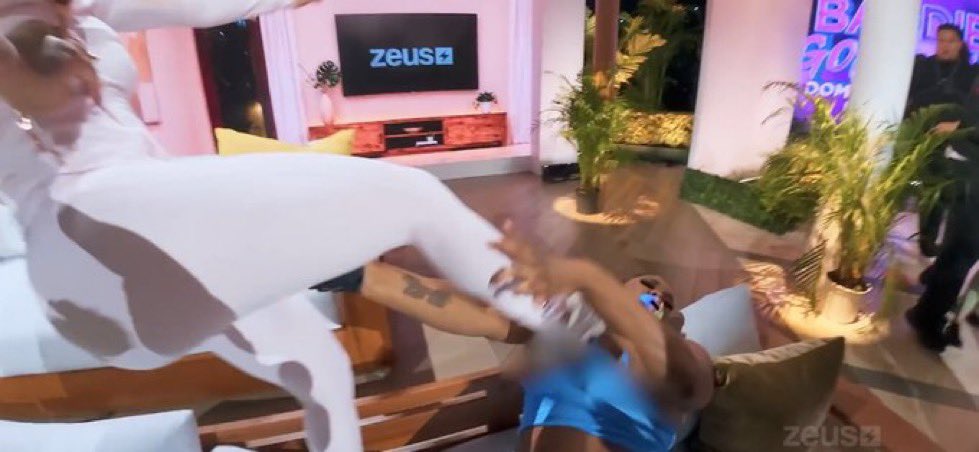murketernal's tweet photo. shoutout to Baby tyson for kicking this fat bitch becky #baddiesgonewild #baddiesgonewildreunion https://t.co/z65NOjDAbC