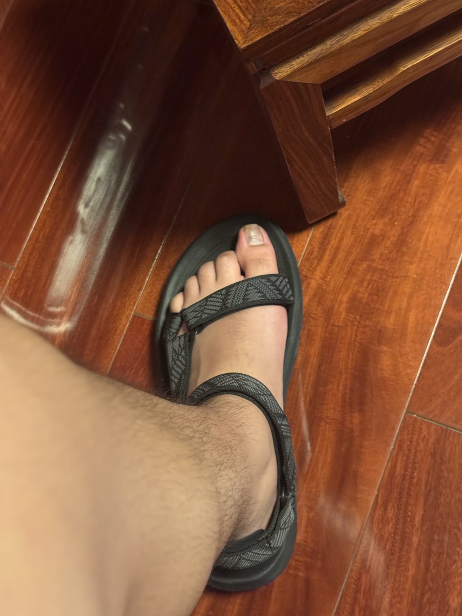 Josephloa070708's tweet photo. 太色了，手扯一下侧边凉鞋带子都有点子硬起来了
说不清为什么本来我一个穿人字拖的会喜欢上凉鞋，可能是印象里穿过凉鞋的脚都挺香的😏从沾满汗垢的鞋面到贴着脚的每一条带子
#恋足 #脚臭 #44码 #凉鞋 https://t.co/SJfy6b2ulQ