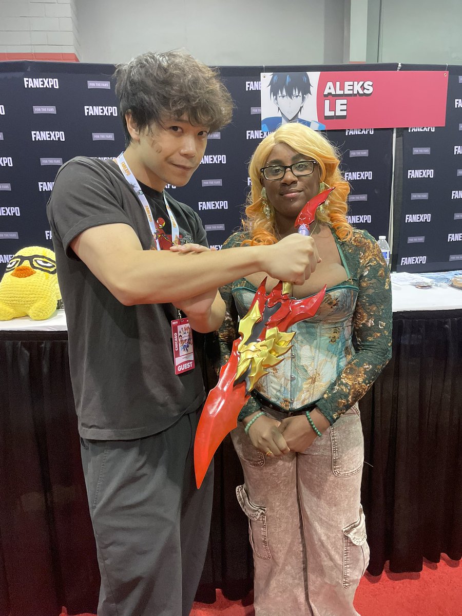 ColorVex's tweet photo. Went to FanExpo for the 1st time &amp; It was so Fun and got to see lots of Actors/Actresses, Voice Actors/Actresses, Comic Book creators &amp; etc. Got to take a photo with Aleks Le the voice of Sung JinWoo from Solo Leveling https://t.co/lr5WmNiYUw