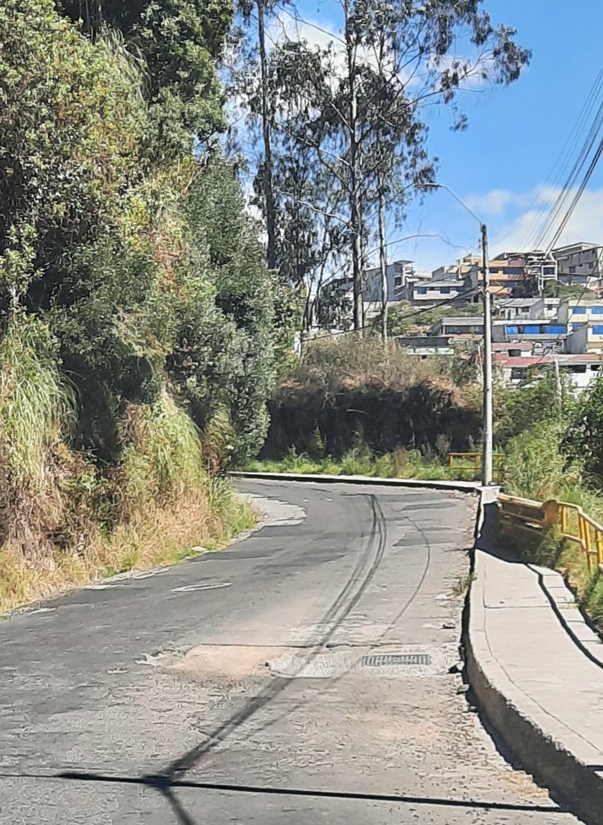 fonserich's tweet photo. @ObrasQuito 
Por favor tapar un agujero que ustedes dejaron como obra inconclusa el Loma de Puengasi calle S5e y E20c  es urgente ya que se daña los vehiculos y provoca accidentes de otros vehículos. URGENTE URGENTE POR FAVOR https://t.co/s1XLijPCOL