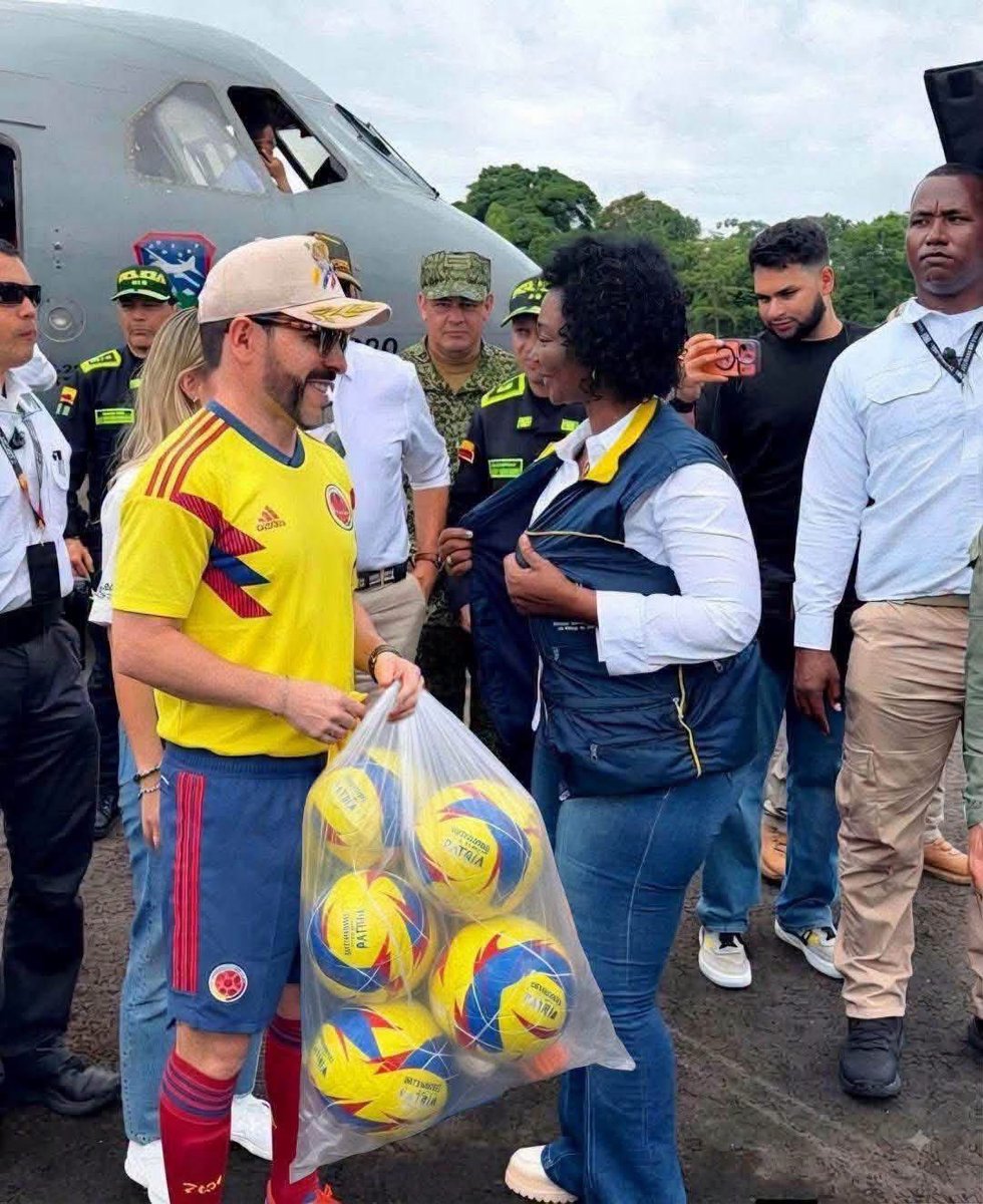 DiegoGarciaBoy1's tweet photo. -Ahhh bobo Catrehptaaa @ABDELAESPRIELLA
-Metase sus balones por el 👌💦
El pueblo es el único que salva al Pueblo 💪🔥
#Buenaventura #Balones #Abelardo https://t.co/bsLvdwkwCx