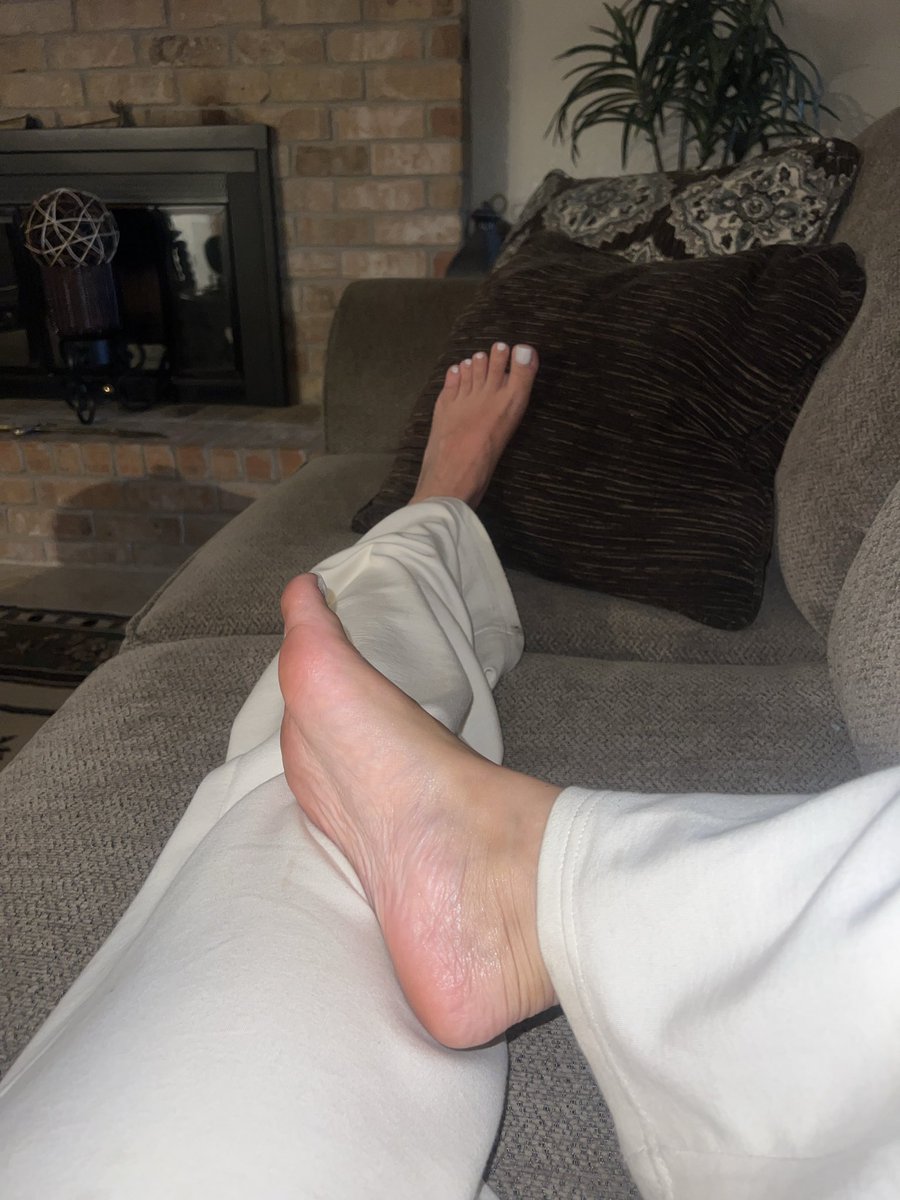 Twinkle_toess__'s tweet photo. Soles or Toes? Comment What you Prefer Below 🤭👇🏼💕 

#footfetısh #feetfetısh #soles #toes #foot #feetworshi̇p https://t.co/rfjkpd3rbn