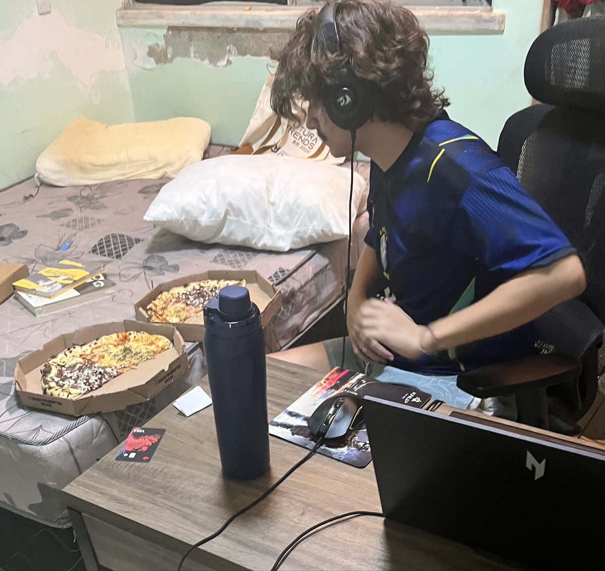 mpbeatles's tweet photo. meu irmão analisando minuciosamente as metades da pizza a q gnt rachou pq tinha ctz q a minha tava maior

absolute brotherhood https://t.co/YjlKvJOd1o