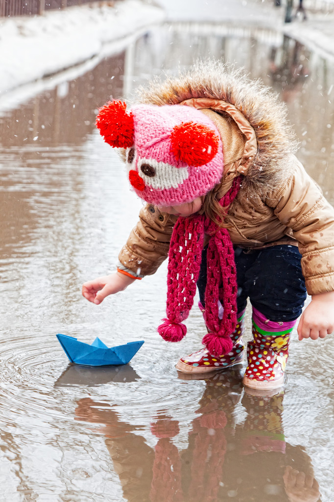 BergstromR46428's tweet photo. [Playing this DIY paper boat race with my little one—giggles, splashes, and tiny hands teamwork make every afternoon perfect! ]， https://t.co/5olLIDLz41