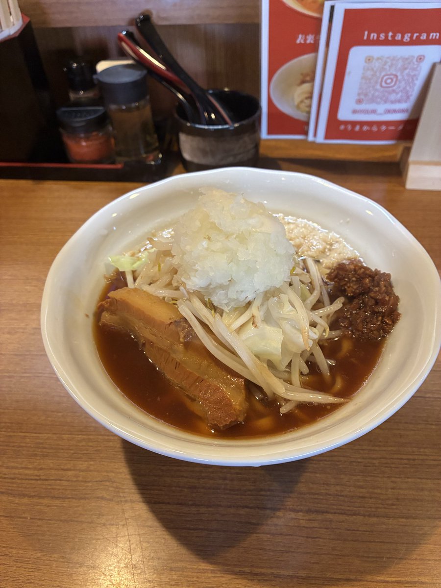gajumarurenta's tweet photo. 新オープンのお店に行ってきました♪

“旨辛ラーメン表裏 沖縄本店”さんです🍜
@hyouri___okinawa 

現在、提供が2種類だったのでそれを注文。

・旨辛あんかけ
・角だしラーメン

旨辛ラーメンは辛さが3種類あり初めてなのでいちばん優しいピリ辛を選択。

辛いの好きな僕からしたら優しい辛さで食べやすくあんかけも美味しくて旨かった😋

次回は2番目に辛いもの食べようっと❣️

そして角だしラーメンは、みため二郎系でしたがスープがものすごく優しいスープでガッツリしてる割にはあっさりしていて食べやすい✨

三枚肉もめっちゃトロッとしていて歯がなくてもいけるやつ（笑）こちらも同じく旨し😆

まさにこの2種類はお名前通りの表裏😁

またお店の形態が面白く昼と夜中はラーメン。

夕方から夜まではしゃぶしゃぶ屋さん🍲
@shabushabu.nakayama 

2階には会員制バーもあり呑んべいの僕にはこちらが気になった🤣🤣🤣

そんな素敵なお店🏬

良かったら皆様もどうぞ🍀

#旨辛ラーメン 
#ラーメン 
#ラーメン好きな人と繋がりたい 
#アグー豚しゃぶしゃぶ 
#大勝軒