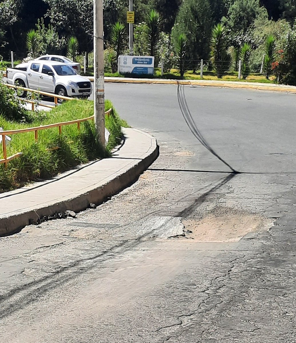 fonserich's tweet photo. @ObrasQuito Por favor tapar un agujero que ustedes dejaron como obra inconclusa el Loma de Puengasi calle S5e y E20c  es urgente ya que se daña los vehiculos y provoca accidentes de otros vehículos. URGENTE URGENTE POR FAVOR https://t.co/DILPdJme7U