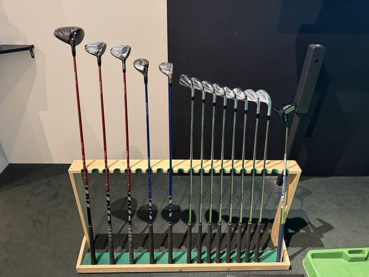 Yuri_genma's tweet photo. 盆休み3日目だけども予定が無いので相変わらず

インドアでゴルフ練習⛳️

世間と休みがズレてるのは良いけど休みが合わんのよね…

マイクラブを観ながら悦に浸る https://t.co/2okYUiWRYc