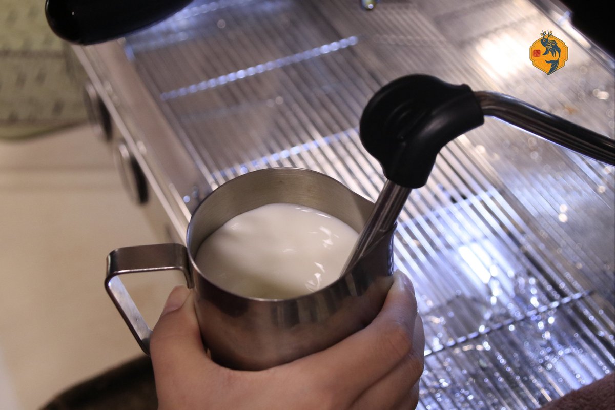 LloydDougl93366's tweet photo. Just tested the brand-new smart coffee bar that brews custom blends exactly to my taste in 10 seconds—game-changer for my busy mornings! https://t.co/cJ2Jbf7y6M