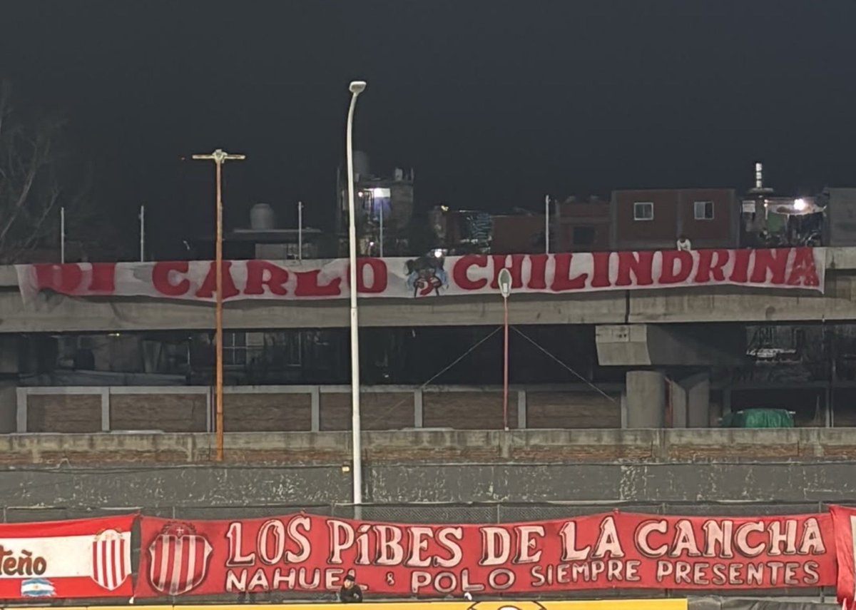 frabigol's tweet photo. "Di Carlo chilindrina"

La bandera que colgaron el Chiqui Tapia y Emiliano Coroniti en la cancha de Barracas, vamos a tener que poner las pelotas en la mesa e ir contra la AFA.

Los que quieran que el fútbol cambie están invitados a sumarse a River. A Tapia lo bajamos entre todos https://t.co/hX0EgK8OIE