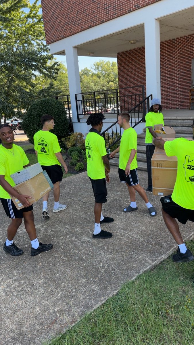 jimmyelgas1's tweet photo. @ReddiesMBB We were so happy that we could help move in so many Reddies to @HendersonStateU . The most electric, energetic and crowded we have ever seen our campus…Reddie for a great year! #TeamTogether #WelcomeHome https://t.co/2W75mg0VTh