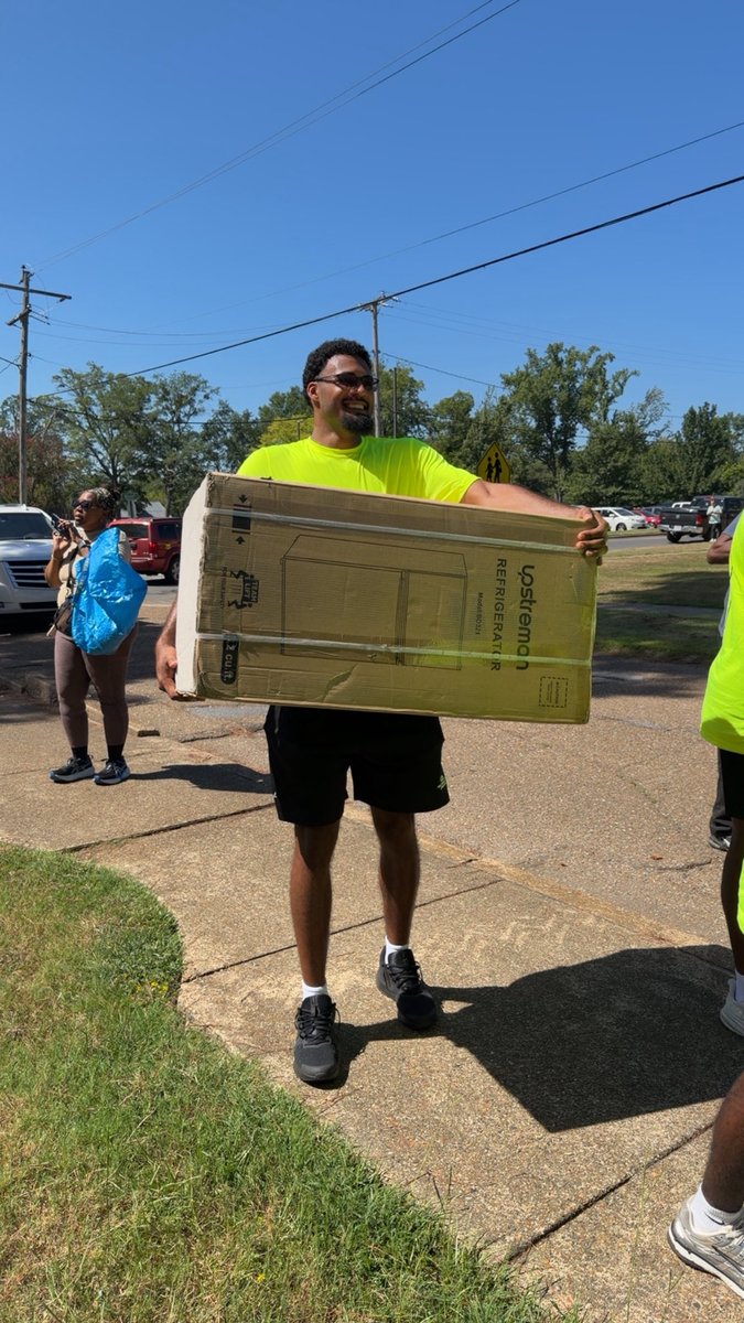jimmyelgas1's tweet photo. @ReddiesMBB We were so happy that we could help move in so many Reddies to @HendersonStateU . The most electric, energetic and crowded we have ever seen our campus…Reddie for a great year! #TeamTogether #WelcomeHome https://t.co/2W75mg0VTh