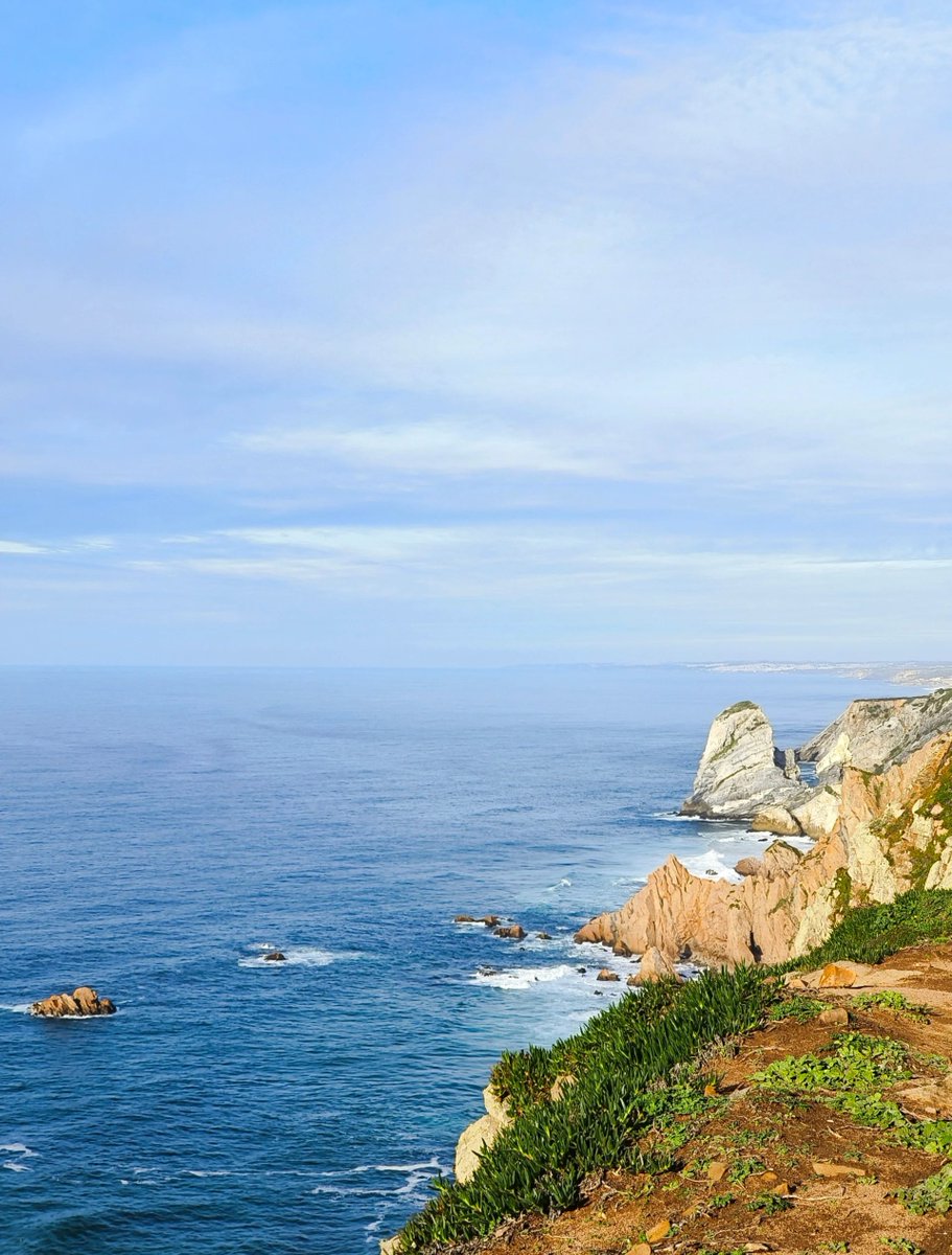 lenuwuimak's tweet photo. Just got back from Portugal’s coastal path! Walked past golden cliffs, sipped fresh lemon soda by the blue Atlantic, and met a local baker who gave me free pastéis de nata—pure magic.  #TravelMoments https://t.co/iLKrUfygmS
