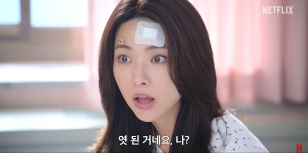 Tech_Meow's tweet photo. 하영 친일 논란에 제작사·광고 대응 현황

1. 의류 브랜드 아티드, 하영이 지난해 촬영한 광고 영상 비공개 전환
2. 삼성전자, 공식 유튜브에서 하영 출연 ‘삼성 아트TV’ 영상 전면 삭제
3. 보건복지부·중앙응급의료센터, 하영 참여 공익광고 영상 비공개 처리
4. 다만 응급의료 홍보대사 자격은 해촉하지 않고 계약 기간(9월)까지 유지
5. 넷플릭스, 《이런 엿같은 사랑》 홍보 영상·웹예능 공개 연기 및 비공개
6. 하영·정해인 공동 인터뷰 일정 전격 취소
7. SBS, 하영 주연 《승산 있습니다》 “촬영 상당 부분 진행, 추이 지켜보겠다” 입장
8. 광고계는 선제적 비공개·삭제로 빠르게 ‘손절’ 움직임
9. 제작·방송 쪽은 이미 촬영 중인 작품은 관망하며 홍보·노출만 최소화
10. 광복절을 앞둔 시점이 업계 대응 속도를 높인 주요 요인
11. 브랜드 이미지 타격 우려가 가장 큰 이유로 작용
12. 직접 계약 해지보다 ‘보이지 않게 만들기’ 전략이 두드러짐
13. 공익광고조차 논란 확산을 막기 위해 비공개 조치
14. 드라마 제작사는 촬영 진행 상황을 고려해 신중 모드 유지
15. 여론 악화 속도에 업계가 민감하게 반응한 사례

논란이 커질수록 가장 먼저 움직이는 건 항상 광고와 홍보쪽이네요