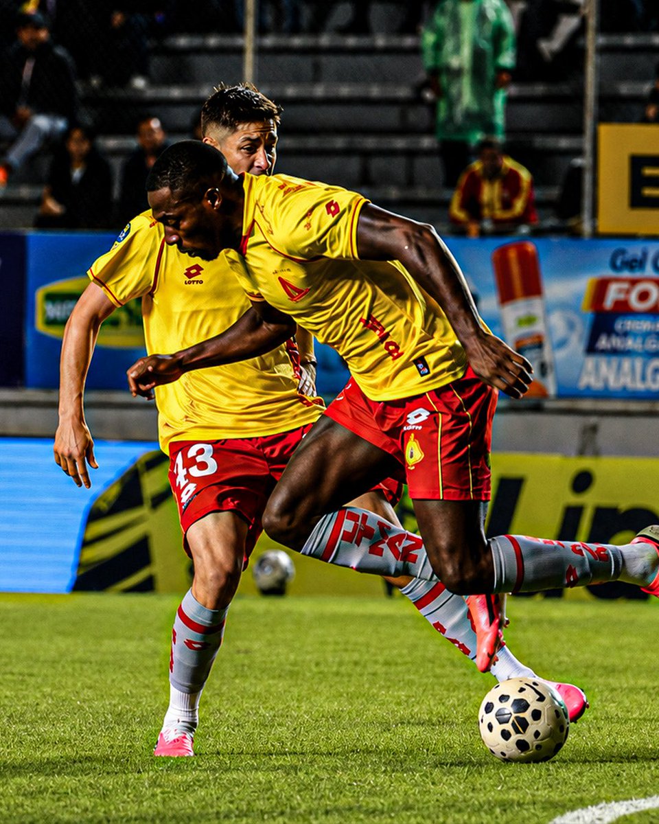 doble5ec's tweet photo. TRIUNFO ALBO EN EL GONZALO POZO RIPALDA 🇵🇱🔥

Liga de Quito se quedó con la victoria 1-0 en su visita a Aucas por la Fecha 25 de la LigaPro. El único tanto del compromiso llegó al minuto 35, cuando Yerlin Quiñónez aprovechó un despeje y sacó un remate directo a las redes tras una habilitación previa de Juanse Rodríguez 🎯💥

El conjunto universitario supo administrar la ventaja y sostener la diferencia hasta el pitazo final para sumar tres puntos clave en la recta decisiva del torneo 🛡️⚡️💪