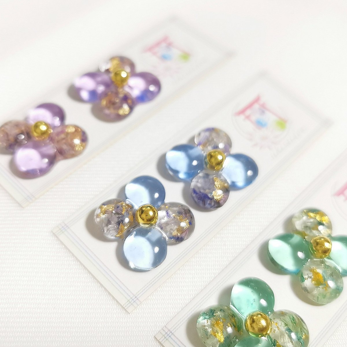 sikisaidou's tweet photo. 本日、21時より販売開始🌸
かすみ草と4枚の花びらには
【幸福、お守り】の花言葉が❣️

緑は癒し。青は知性。紫は神秘性。
黄は希望の意味合いがあります。
ピッタリな物を探してみませんか？
#レジン #かすみ草 https://t.co/C3oKuD1V07
