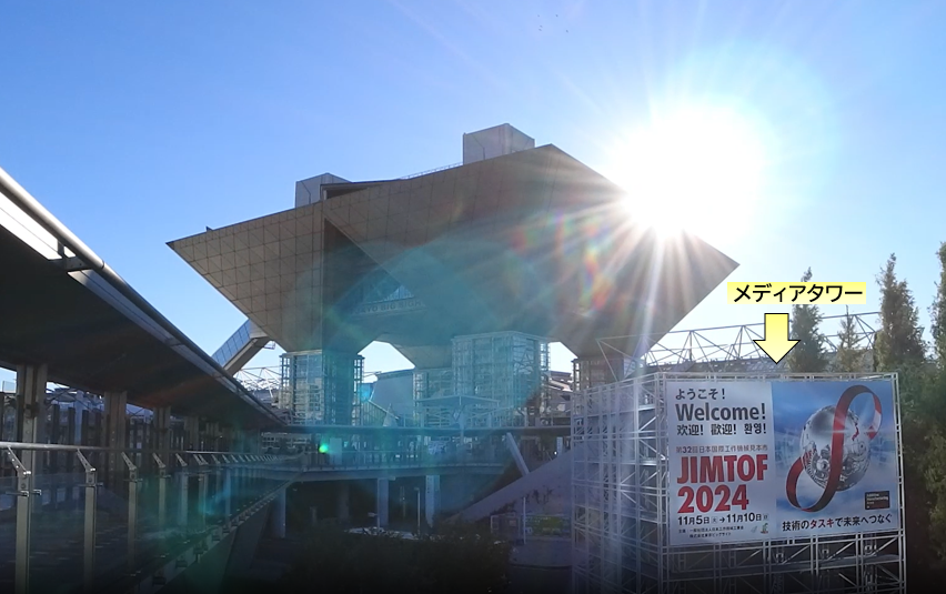 T_Bigsight's tweet photo. #東京ビッグサイト #開業30周年 秘話✨

"幻のケーブルカー⁉"

青海エリアから東京ビッグサイトへ向かうケーブルカーが、かつて計画されていたことをご存じですか❔

1996年開催予定だった世界都市博に合わせた計画でしたが、都市博中止で幻に。
発着場を支える予定だった柱は、
現在も「メディアタワー」としてその名残をとどめ、
展示会の告知などに活用されています。

ゆりかもめからご来場いただく方は、
目にする場面が多いのではないでしょうか✨👀