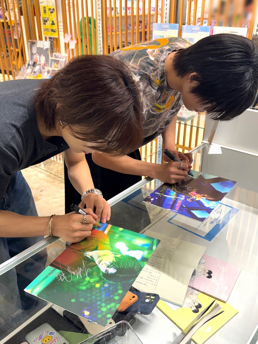 manga10_torico's tweet photo. ☀ドラマ「Your Sky ハレのち恋」ポップアップストア 💓☁️ at #マンガ展渋谷
https://t.co/4t0Xaq7rjJ

⸜⸜❤️8月14日(金)🩵⸝⸝

✧篠塚真琴 役 #柊太朗 さん✧
✧眞鍋佑 役 #中林登生 さん✧
#まこたす がマンガ展渋谷にご来店🥹❣️

場面写真やスタンディパネルに
直筆サインをいただきました✍🏻✨

ご来店の際はぜひお見逃しなく☺️

#ユアスカ #YourSkyJP