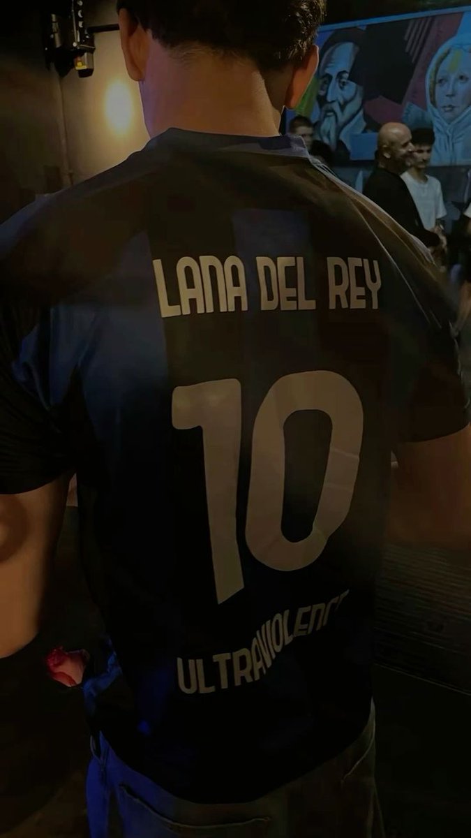 Lanaphoria's tweet photo. my type of man https://t.co/2M4Z8rQgvh
