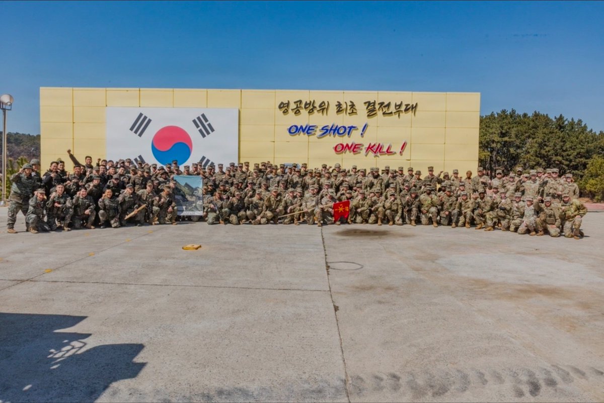 iamlouay's tweet photo. 🇰🇷🚀 Ça commence à devenir intéressant à Séoul 😅 
Trump : "Kim Jong-un est non menaçant et respectueux, réduisez-moi ces exercices."
Séoul, l'ordre est donné quelques heures plus tard : Go, Ulchi Freedom Shield démarre comme prévu 😭

La Défense sud-coréenne a confirmé que les exercices se déroulaient comme prévu et selon le calendrier établi. Et ce sera loin d'être une opération avec trois soldats qui courent autour d’un hangar. L'UFS va durer 11 jours, mobiliser 18 000 militaires sud-coréens et opérer 14 exercices de terrain de niveau bataillon ou supérieur, en plus du travail avec les forces américaines.

Ces exercices serviront à s'entraîner notamment face aux drones nord-coréens, au brouillage GPS, aux cyberattaques et aux capacités que Pyongyang a encore développées grâce à son engagement aux côtés de la Russie en Ukraine.

C’est peut-être ça, la différence entre avoir "d’excellentes relations" avec Kim Jong-un et avoir Kim Jong-un comme voisin 😂

#UlchiFreedomShield #SouthKorea #USA #Trump #Kimjongun #NothKorea