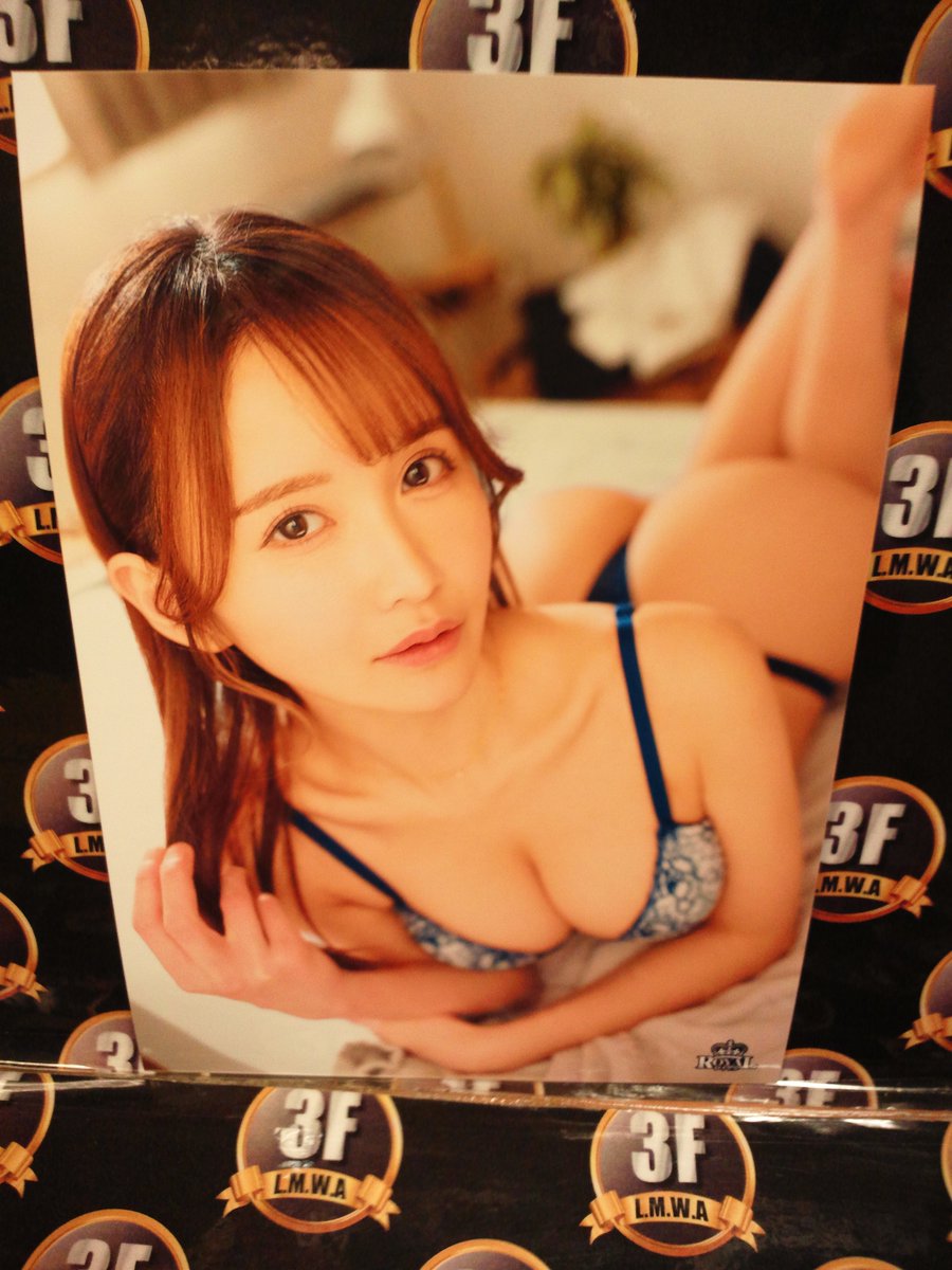 lammtarra_media's tweet photo. ▼メディアワールド【3F】特典情報 ▼

#ロイヤル より発売

#天川そら さんの新���には先着で！

☆SGV（特殊加工したA4生写真）：1枚
☆A4生写真：1枚
☆2L生写真：1枚
☆L生写真：1枚

上記特典をお付けして  8/21(金）先行入荷予定♪
#ラムタラ特典 https://t.co/oEJ2UZDkb1
