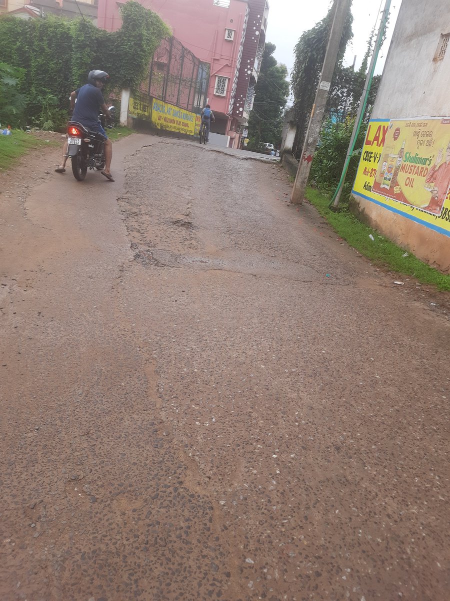lsahoo17's tweet photo. @CMO_Odisha @Sulochana_Apa @BdoBhadrak @AprajitaSarangi @safabhubaneswar Sir, please find the fully damaged roads at Damana bridge, Shree Vihar, patia area. It's dangerous and school bases are traveling in this roads. @bmcbbsr need to develop the roads. Horrible service by govt. https://t.co/GYKukiiH53