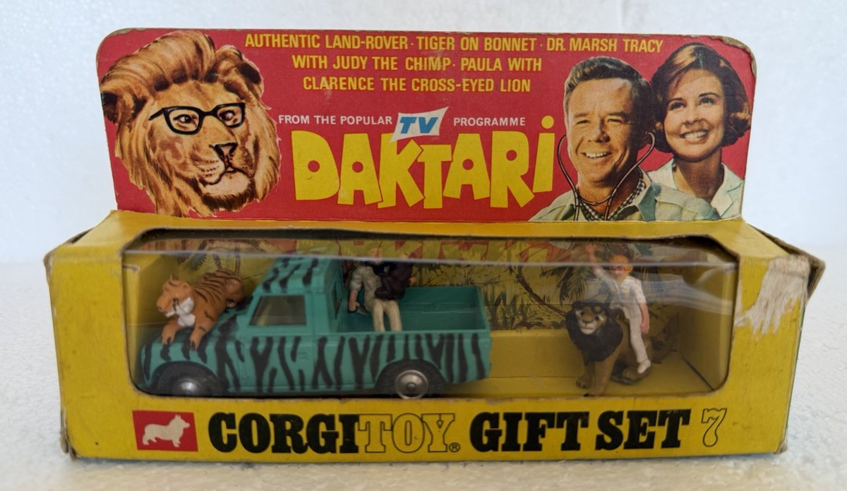 AyerNomasSeries's tweet photo. En el merchandising de tus series favoritas te traemos algo de #Daktari. En 1966, Corgi sacó un set compuesto por un Land Rover verde con rayas de cebra, figuras del Dr. Marsh Tracy, el león bizco Clarence con anteojos, la mona Judy y un tigre sobre el capó. https://t.co/YLkwQoGDBq