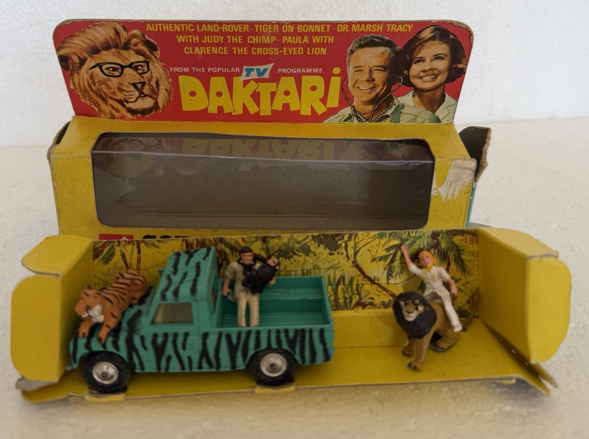 AyerNomasSeries's tweet photo. En el merchandising de tus series favoritas te traemos algo de #Daktari. En 1966, Corgi sacó un set compuesto por un Land Rover verde con rayas de cebra, figuras del Dr. Marsh Tracy, el león bizco Clarence con anteojos, la mona Judy y un tigre sobre el capó. https://t.co/YLkwQoGDBq