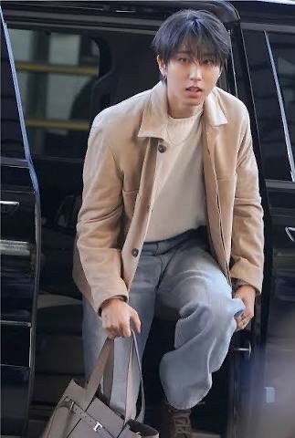 SKZ_Hanniverse's tweet photo. Tod's Tuesday
Han is the newest ambassador for Tod's and they make a beautiful duo. Look at him glow!
#HanxTods https://t.co/ywmSLiThHt