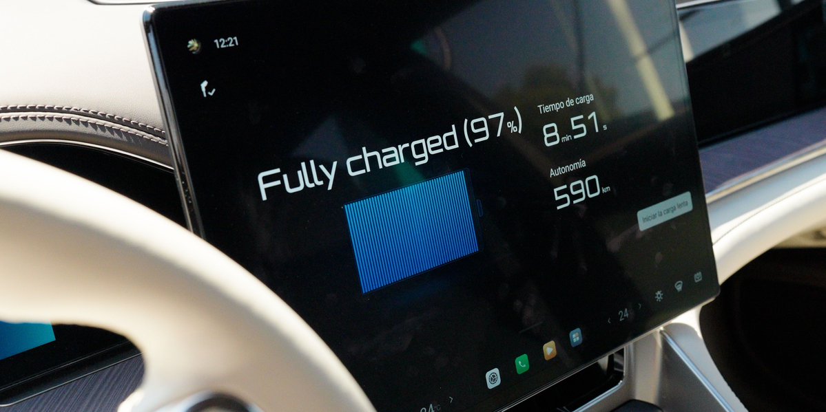 CarManiaMx's tweet photo. El calor no es problema para la Blade Battery de BYD. Su nueva generación con FlashPass reduce el calor desde el origen, sube 5% la densidad energética y prepara cargas más rápidas, manteniendo la seguridad en los veranos más extremos.

#CarMania #BYD #Electricos https://t.co/p4596rYF3O
