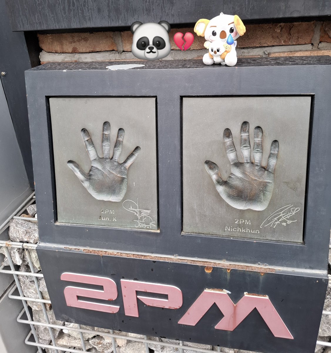 Italia2pm's tweet photo. This morning the family went to their parents handprints 🖤
Khunala was a bit sad, today more than the others day he missed his honeymoon a lot 🥲 https://t.co/kzQ5Tj1P59