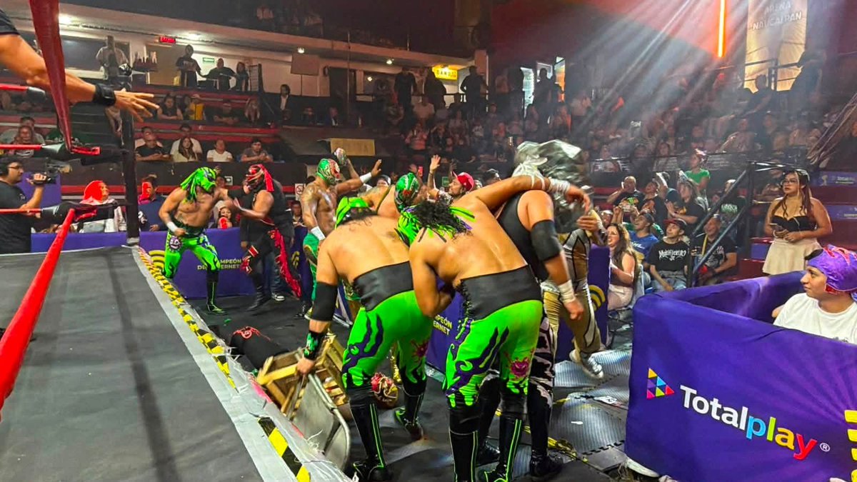 LaTijeraLucha's tweet photo. La lucha semifinal fue una guerra extrema entre sillas, mesas, huacales; #LosVillanos dan cuenta de #LaPandemia y la #RevolutionCrew de #HijoDeCanisLupus, #ReyMictlan y #MultifaceticoJr.
Sacando su mayor lona recorrida #VillanoVJr, #Rokambole y #RokamboleJr, dejando... https://t.co/lTwhDOXMzG