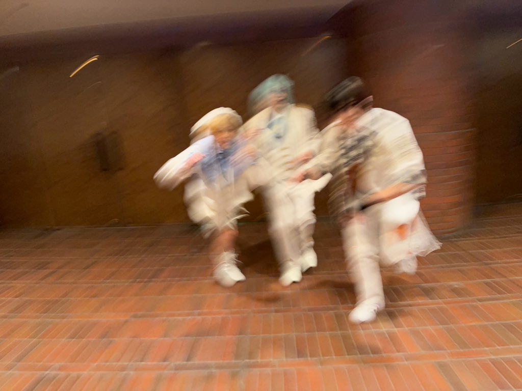 IKKEI_YAMAMOTO's tweet photo. 演劇部のブレ芸が生まれた地でのブレは一興ですな🫰

#あんスタ　#あんステ https://t.co/hUrEbqoCFW
