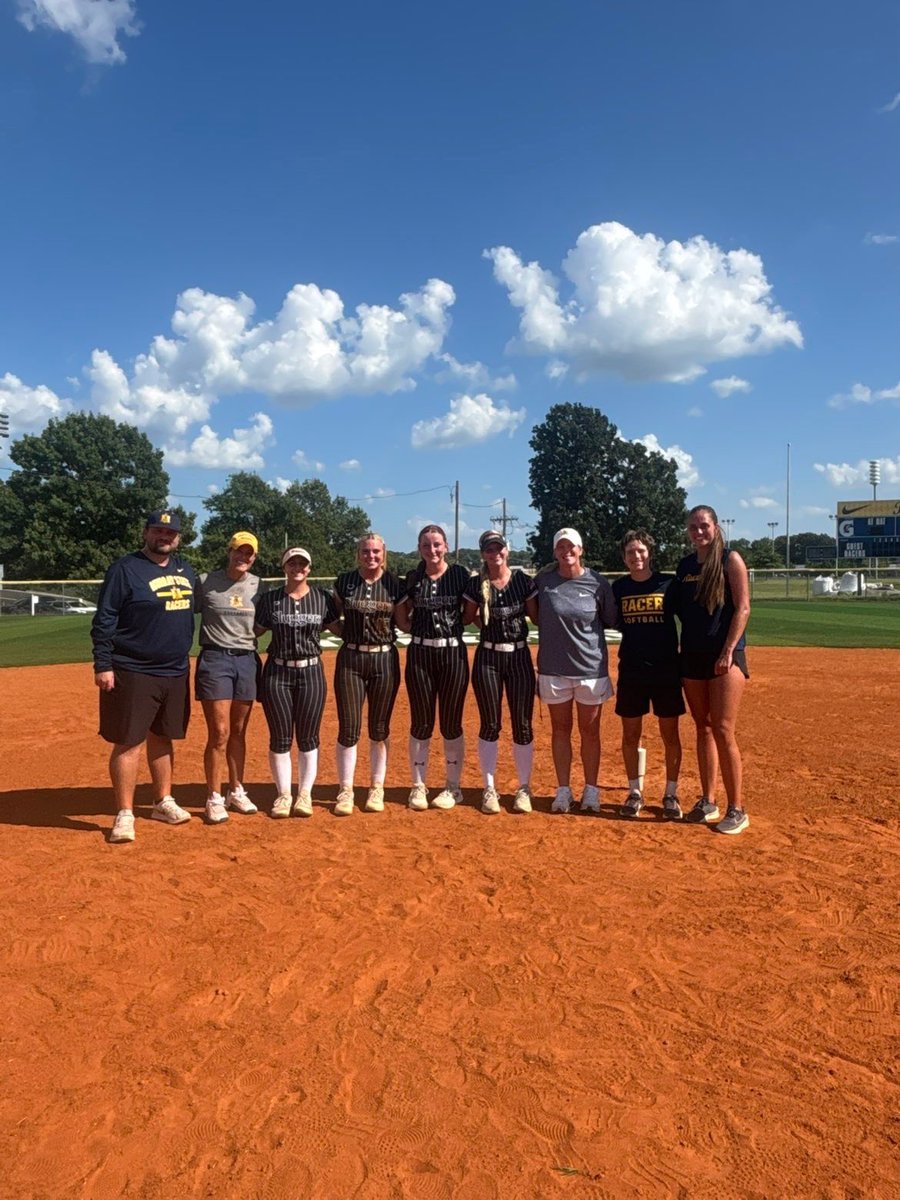 AdleyPoole15's tweet photo. What an amazing day at Murray State’s Elite Softball Camp today! It was hot but so worth it! Even better that I got to attend with some of my @Lady_Sluggers10 girls! Thank you @RacersSoftball! I had a great time getting to work with you all. Hope to see you all again soon! https://t.co/7WspDCptaW