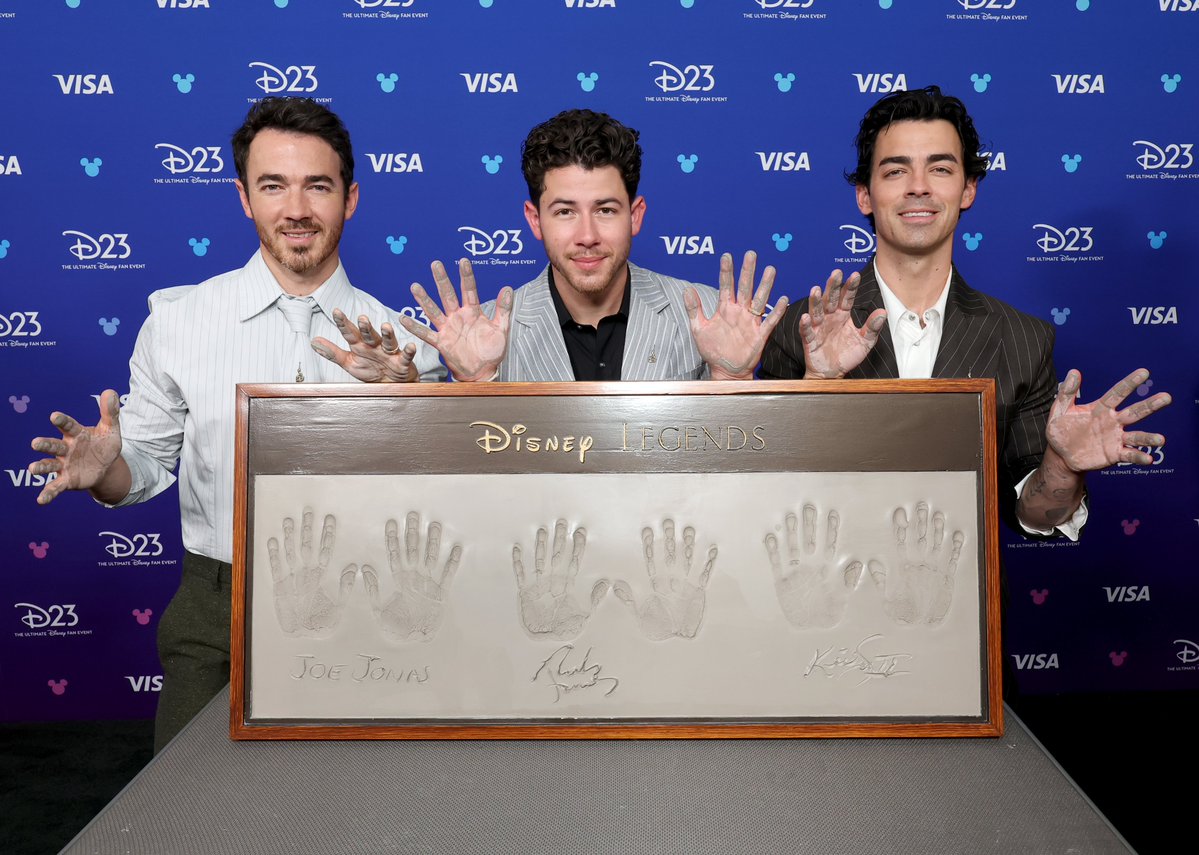 extratv's tweet photo. The Jonas Brothers are Disney Legends! 🙌 Vanessa Hudgens was at #D23 to help give Nick Jonas, Joe Jonas and Kevin Jonas the special honor. https://t.co/Bl5wZtqhZH
