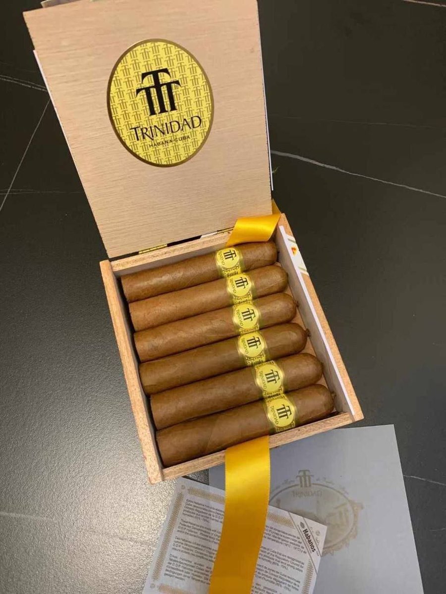 lily3fon's tweet photo. TRINIDAD VIGÍA Packaging: 12 cigars per wooden box Dimensions: 110mm length, 54 ring gauge The Vigía boasts a stunning appearance and a firm construction. Crafted from premium tobacco leaves sourced from Cuba's Vuelta Abajo region, the cigar features neatly defined leaf veins. 🔥 https://t.co/YrspFOvtGf
