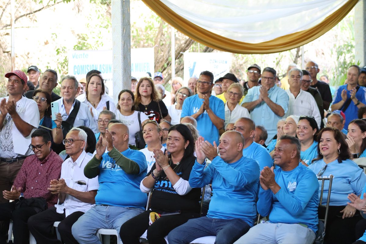 VenteAragua's tweet photo. I Encuentro Estadal de Comisionados de Asociaciones Ciudadanas

Maracay fue la sede del primer encuentro de 11 comisiones y representantes de sectores profesionales, gremios, sindicatos, asociaciones vecinales, entre otros. https://t.co/auMJ8uXetk